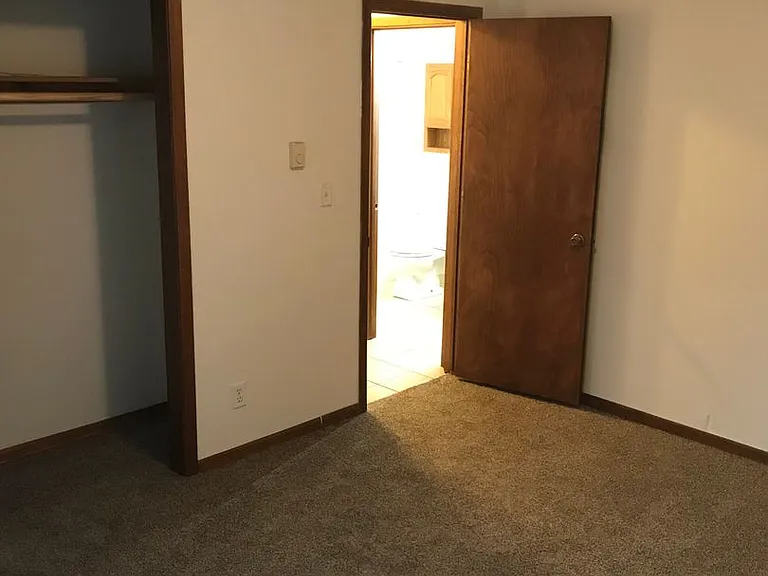 Immaculate Updated 2 Bedroom 1 bath — Photo 24