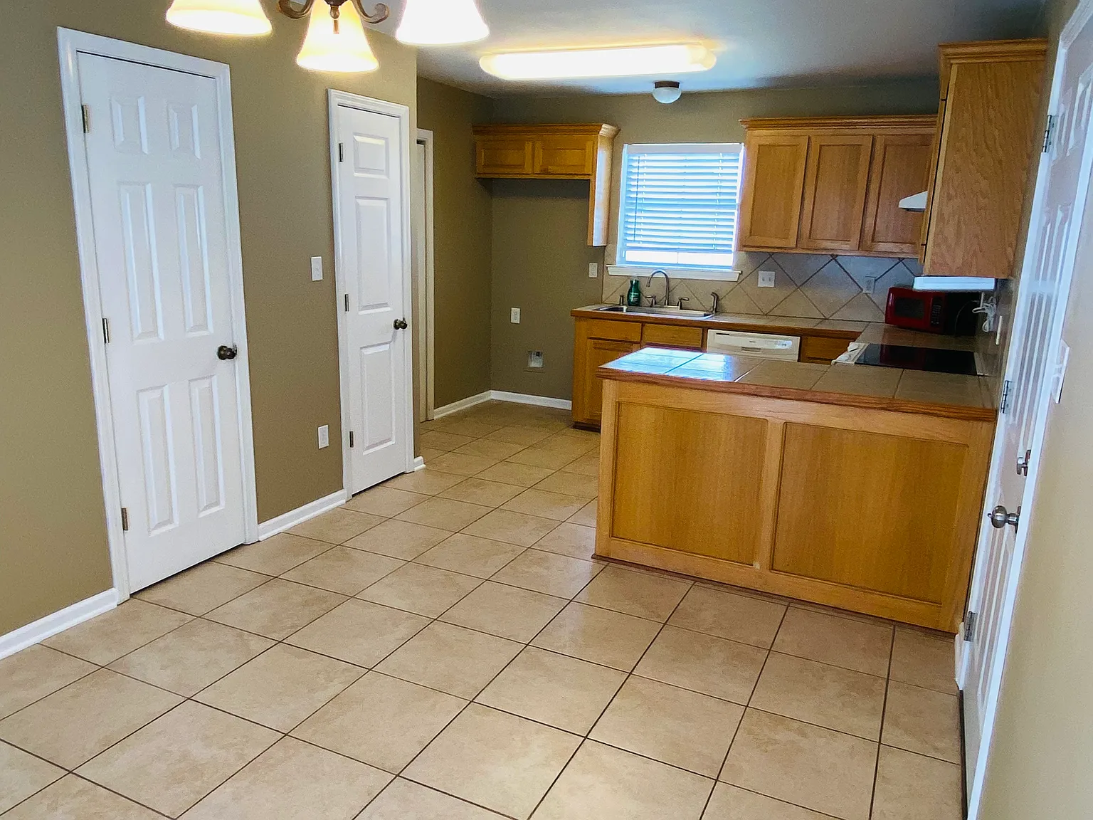 3 bed, 1300 sqft, $1,750 — Photo 4