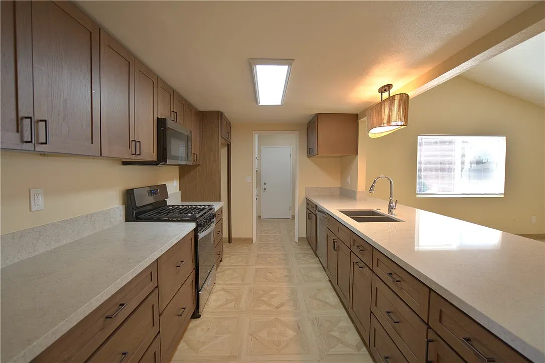 4 bed, 2152 sqft, $3,450 — Photo 4