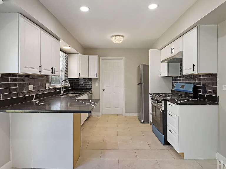 2208 Kensington Dr — Photo 24