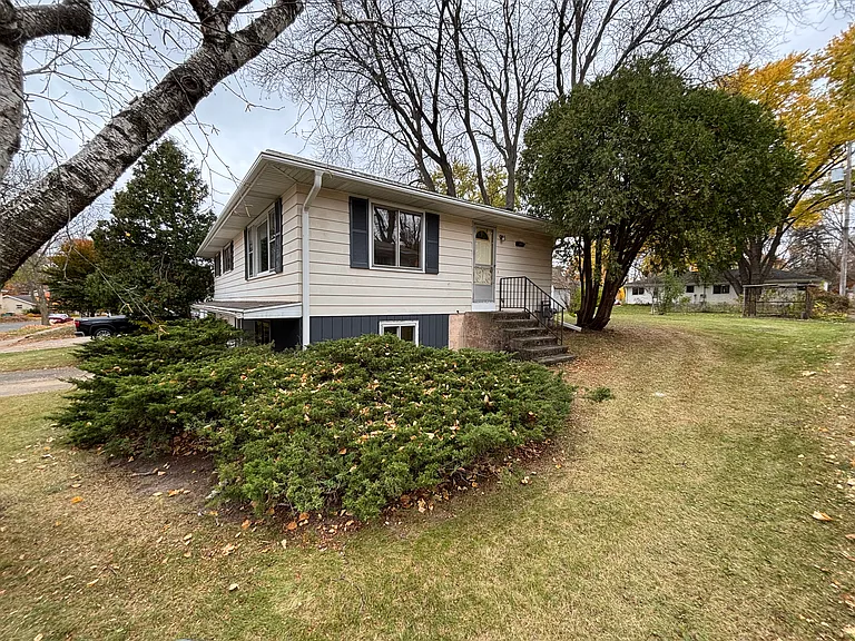 4806 Goldfinch Dr — Photo 3