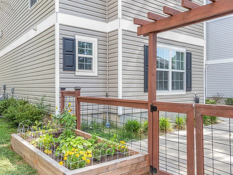 1545 Ocean Garden St — Photo 30