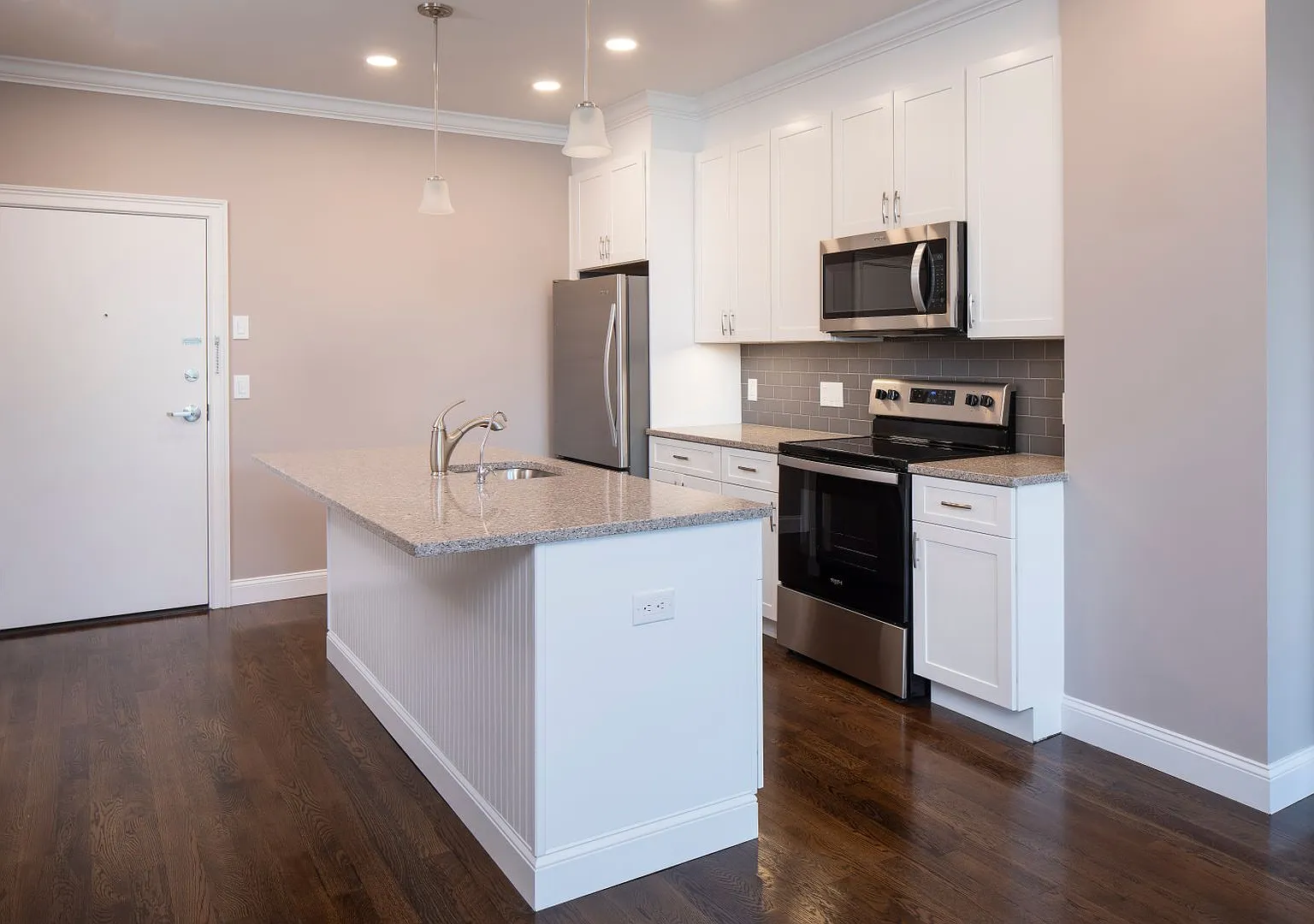 North Washington Square @ Hickory: In-Unit Washer & Dryer, Cold Water, Fitness Center, Sauna, Bar... — Photo 1