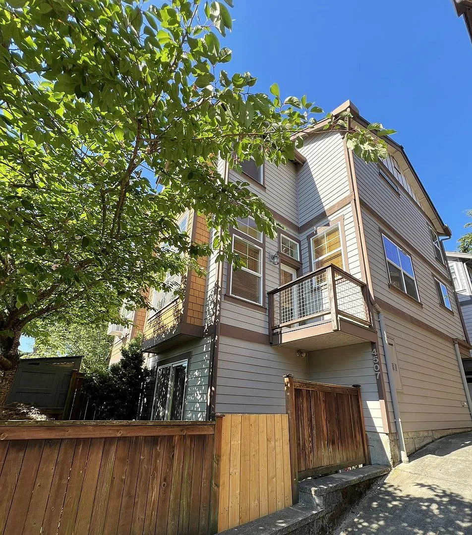 3 Bed Seattle Townhome For Rent W High End Finishes & Easy Commute — Photo 3