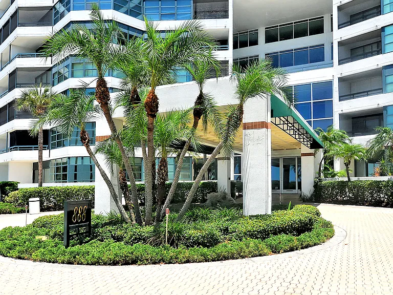 888 Boulevard Of The Arts — Photo 3