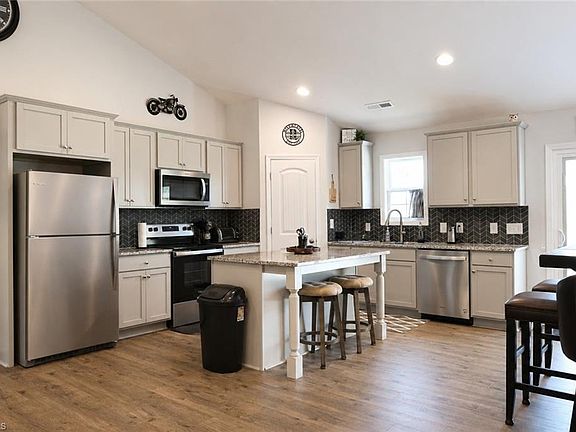 5th image of 338 Price St