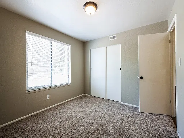 Remodeled 2 bedroom — Photo 2