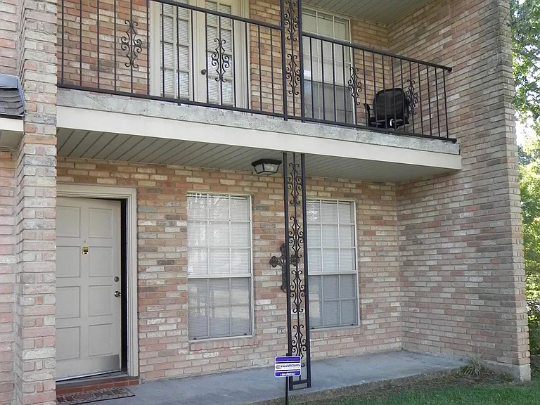 2817 Toulon Dr — Photo 2