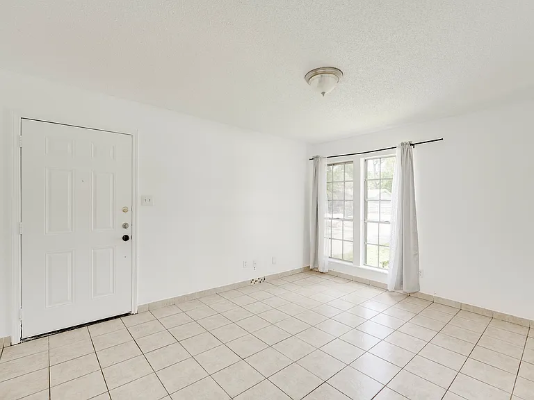 9502 N Creek Dr — Photo 4