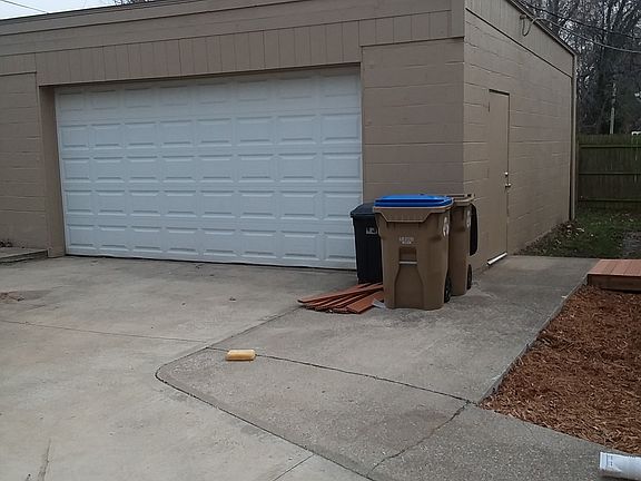Huge Garage  w/ remote open