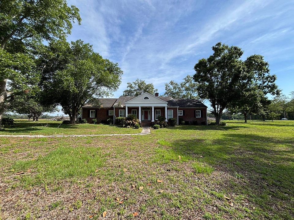 1st image of 855 NE Delphinium Dr