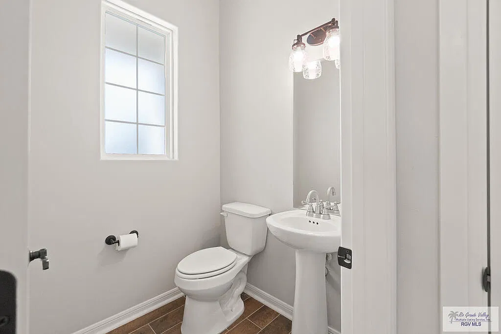 3 bed, 2.5 bath, 1676 sqft, $2,500 — Photo 4