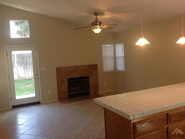 3 bed, 1387 sqft, $2,250 — Photo 4