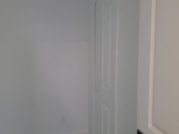 5th image of 2852 Parker Ave