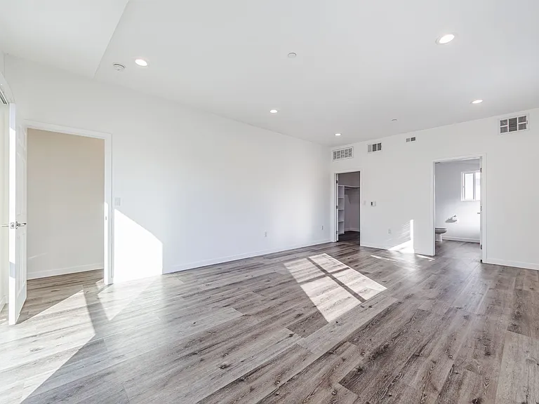 1119 N Berendo St — Photo 13