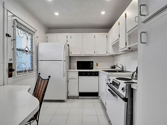 3rd image of 20400 W Country Club Dr APT 419