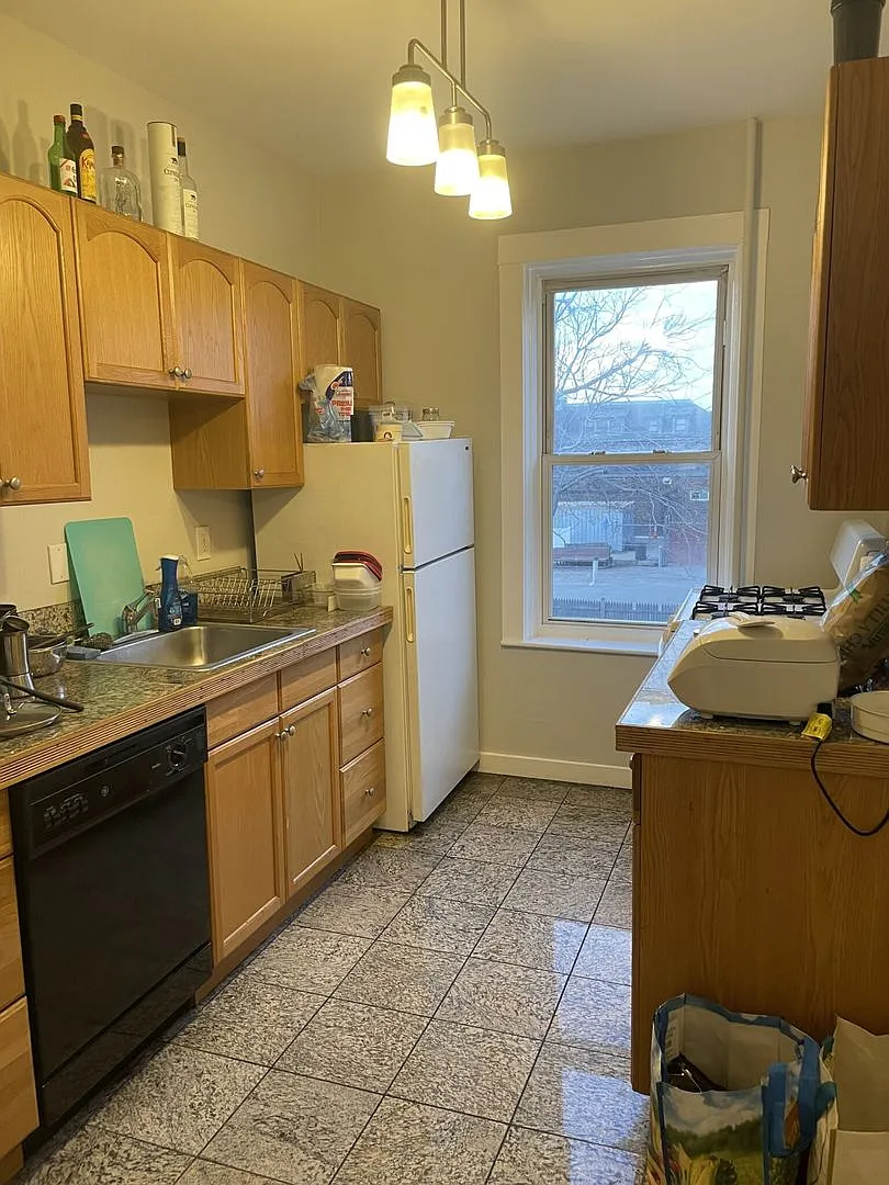 9/1 Spacious 3BR w/balcony, heat included! — Photo 2