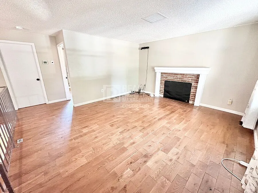Charming 3BR Home with Fireplace, Fenced Yard & Attached Garage in Side Creek — Photo 2