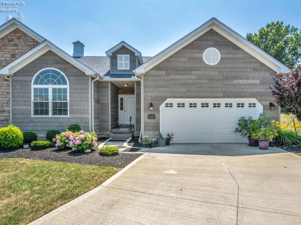 207 Schooner Ct, Vermilion, OH 44089