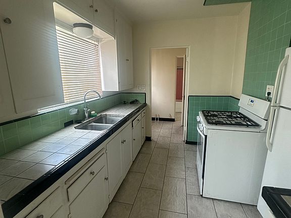 2nd image of 3687 Columbia St #3687