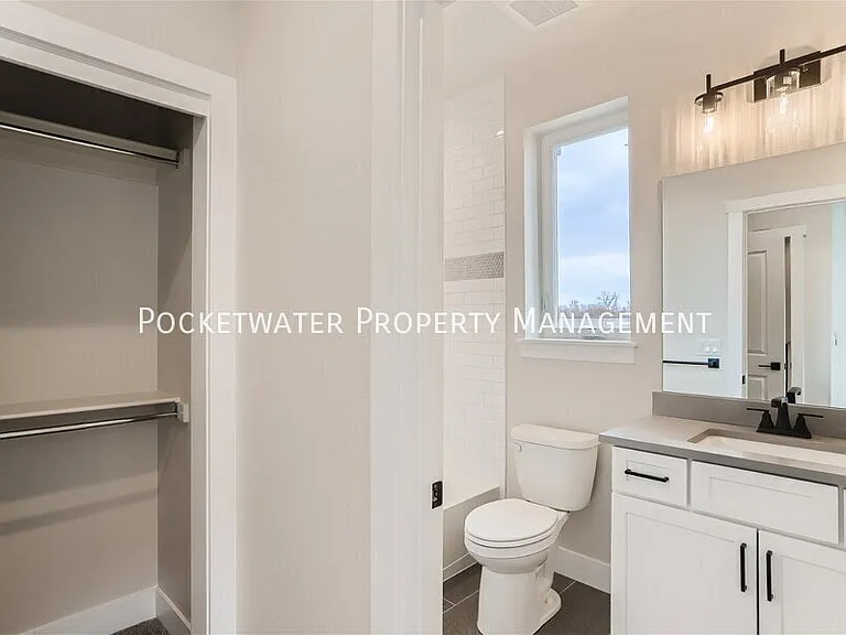 1343 Baker St — Photo 17
