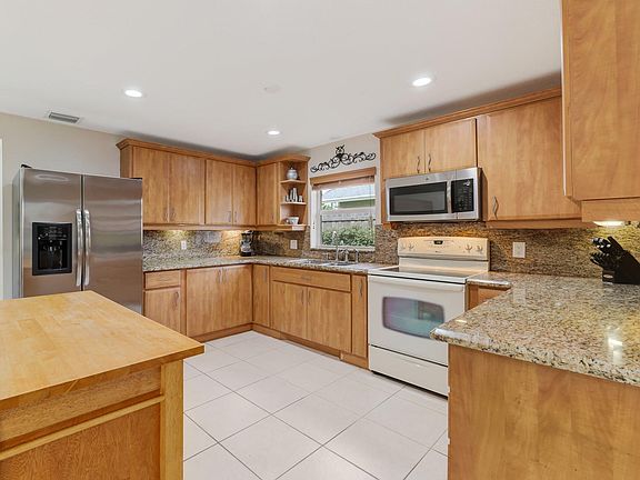 4th image of 6461 SE Clairmont Pl