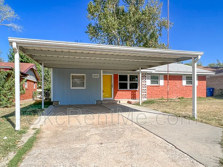 1900 N Mitchell Dr — Photo 2