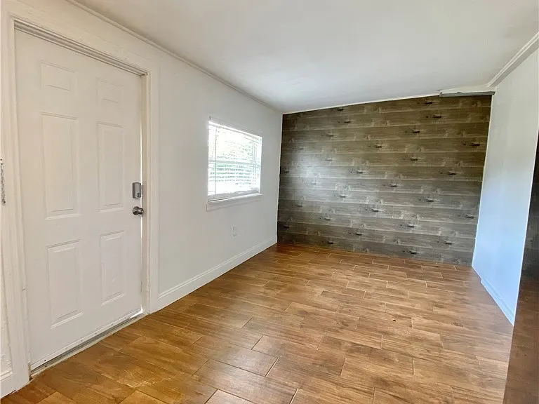 106 Leeland Heights Blvd W — Photo 2