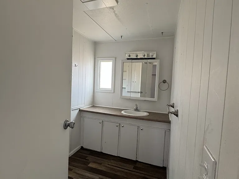 514 W E St — Photo 7