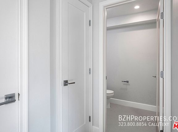 5th image of 6032 1/2 Romaine St #4