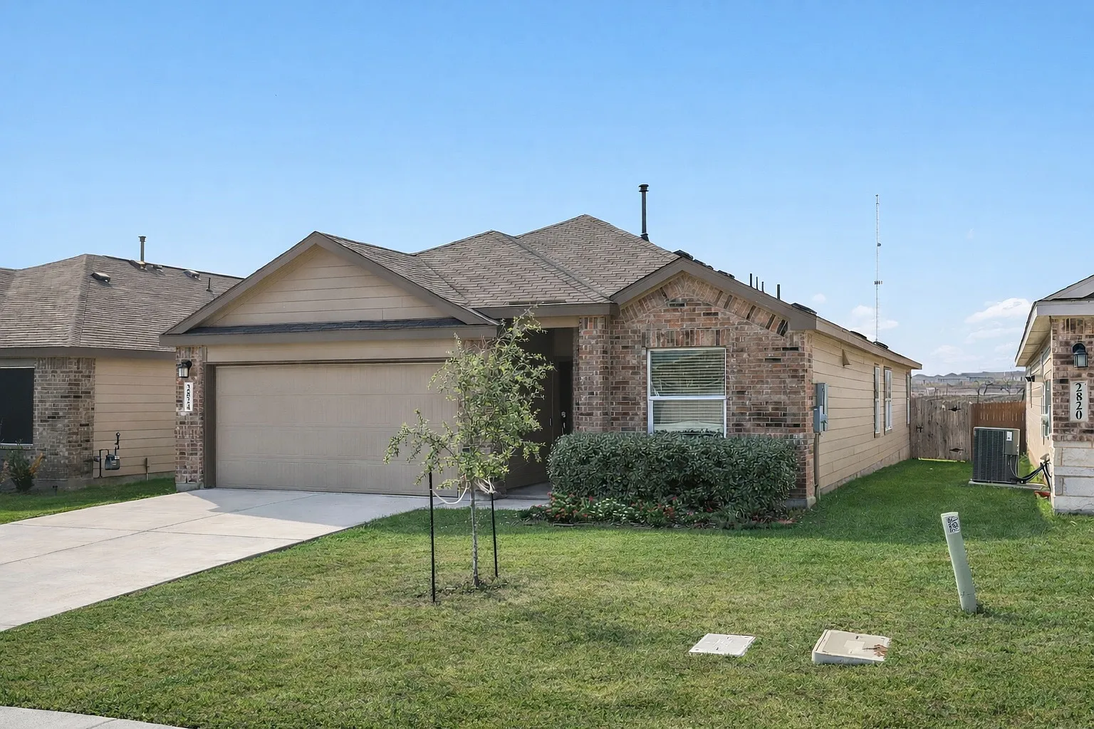 Bright 3-Bed Home with Island Kitchen, Private Yard & Community Pool in New Braunfels — Photo 2