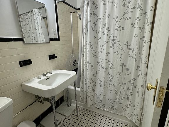 5th image of 427 E 77th St APT 2A