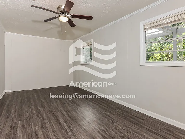 580872_002_living_room_13902236.jpg