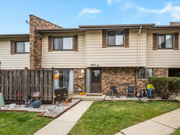 7315 Winthrop Way #16, Downers Grove, IL 60516