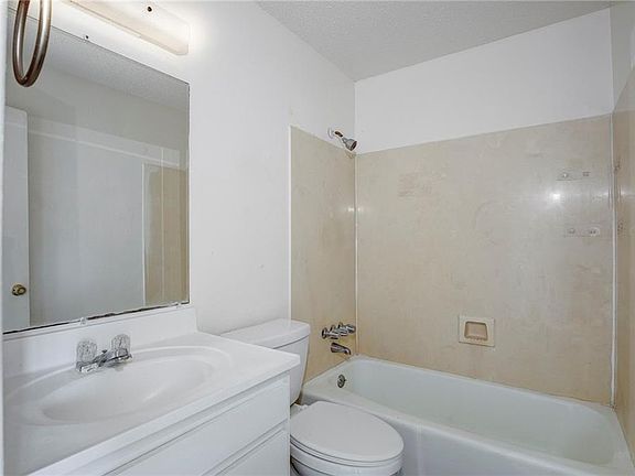 4th image of 57 Brandon Hall Dr APT D