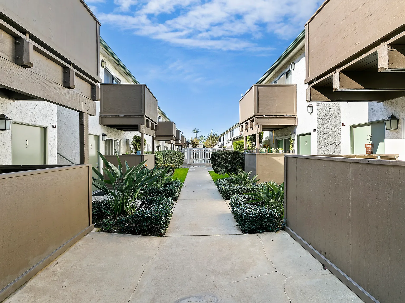 16205 Woodruff Ave — Photo 4
