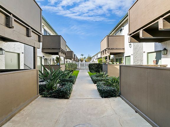4th image of 16205 Woodruff Ave #2B-1Ba