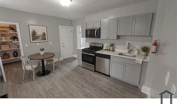 3 bed, 1100 sqft, $2,850 — Photo 3