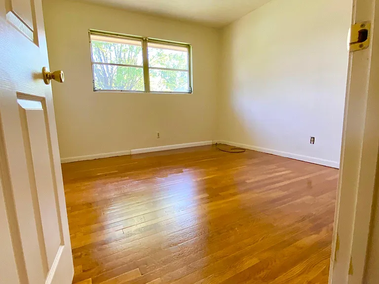 204 Chickasaw St — Photo 2