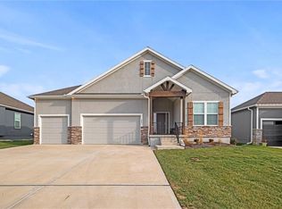 4621 Robinson Dr, Lees Summit, MO 64083