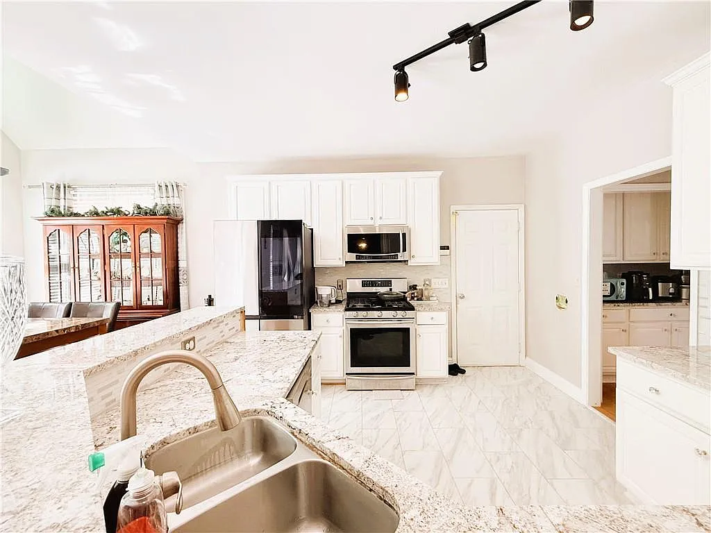 4 bed, 2.5 bath, 2698 sqft, $2,800 — Photo 3