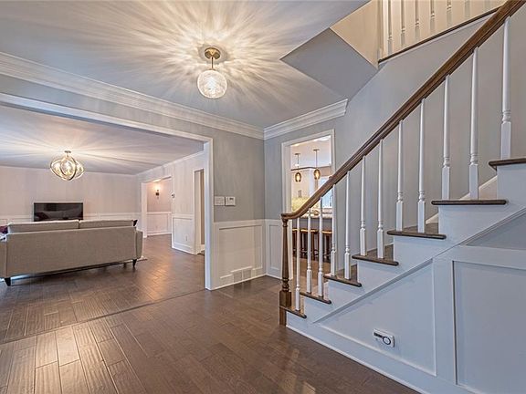 3rd image of 26 Hunting Hollow Dr
