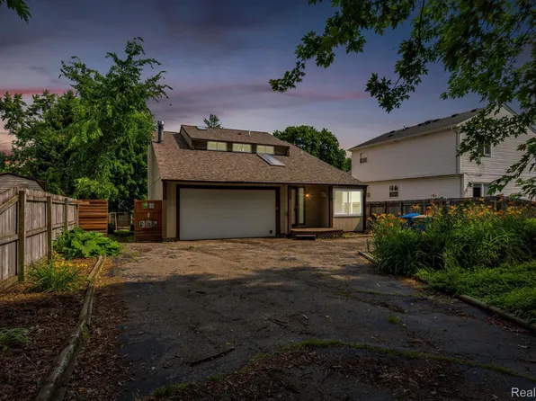 5036 Libcrest Dr, Waterford, MI 48327