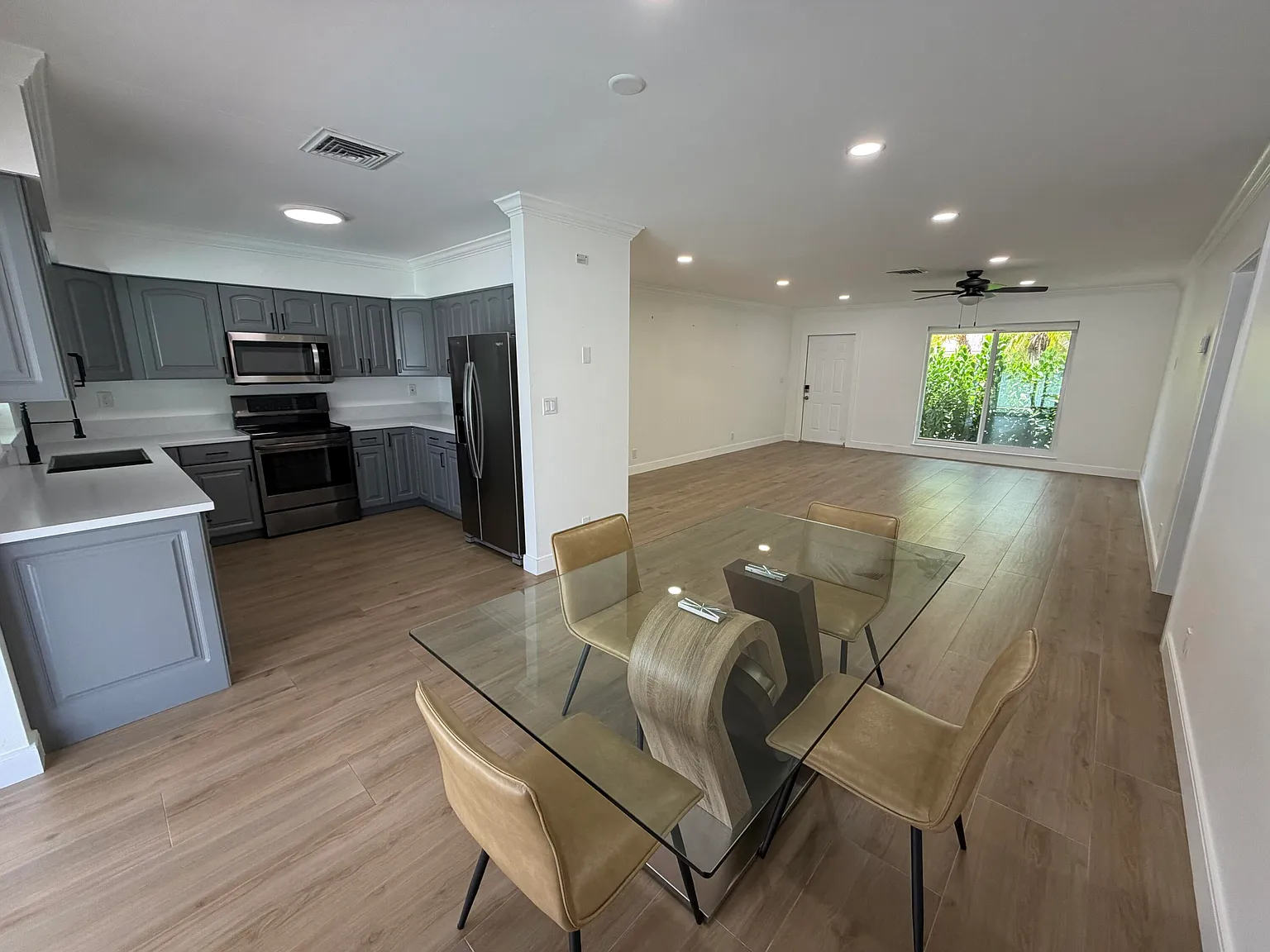 2 bed, 2.0 bath, 2704 sqft, $3,800 — Photo 2