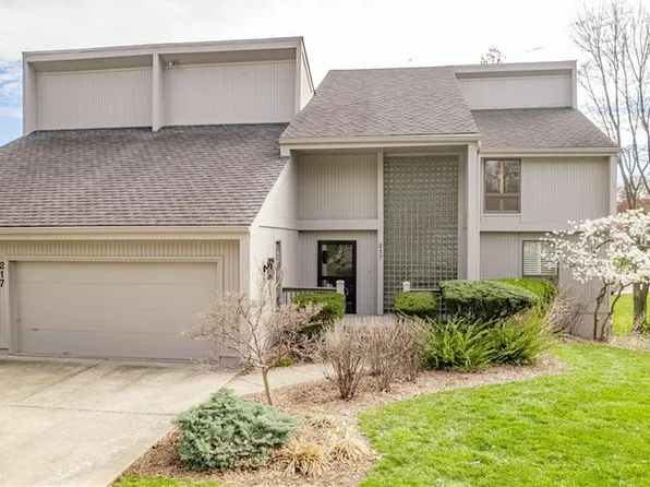 217 NW Ponderosa St, Lees Summit, MO 64064