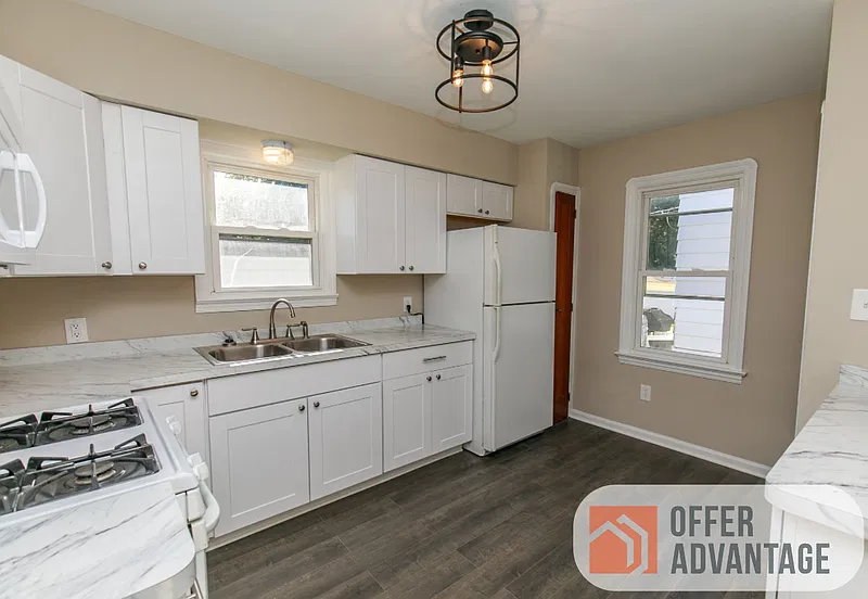 3 bed, 1.0 bath, 1200 sqft, $1,600 — Photo 2