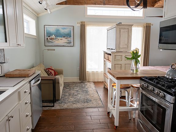 5th image of 2737 Malletts Bay Ave #B