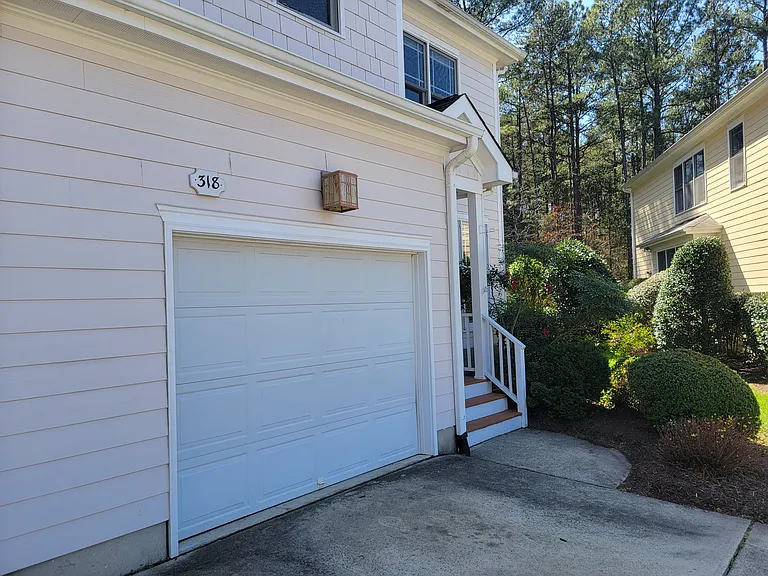 318 Charleston Ln — Photo 9