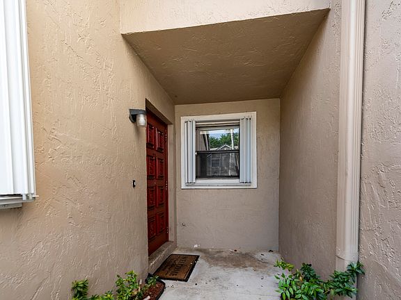 5th image of 9641 Riverside Dr APT F1