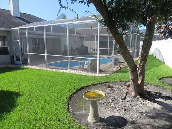 NICE SIZE YARD-VINYL FENCE